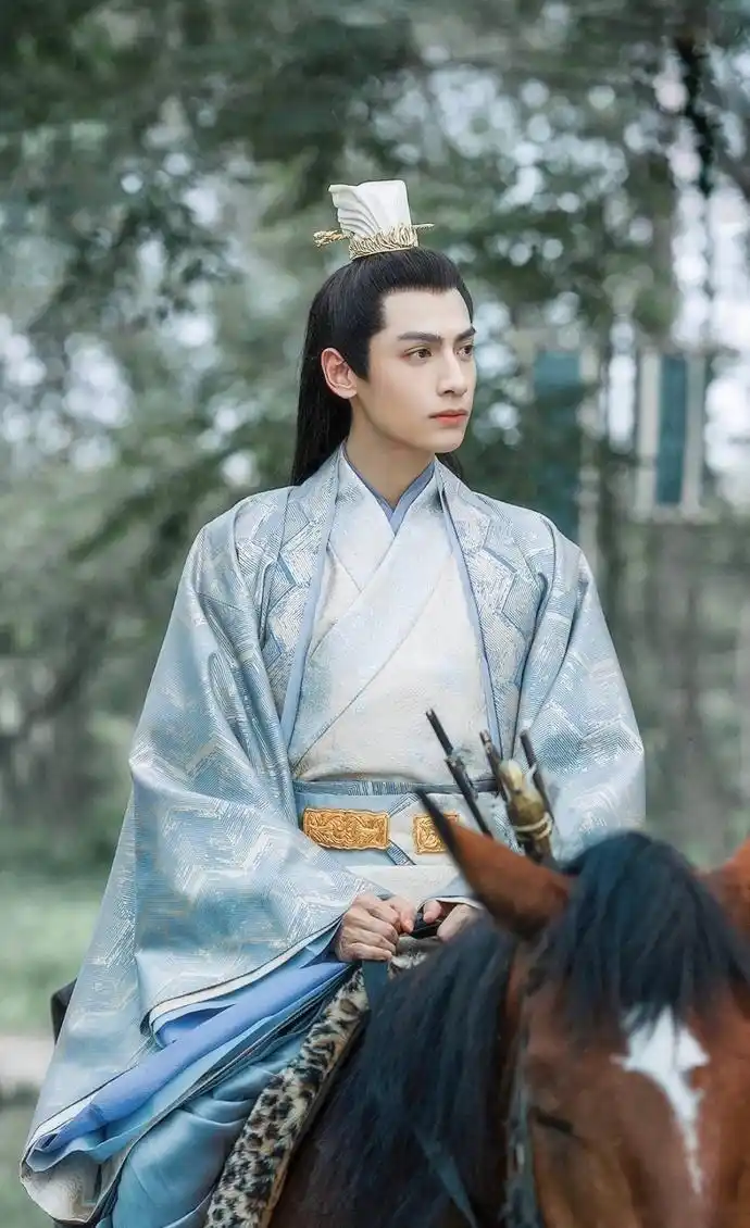 落叶遍地点缀流年缱绻,一弯浅笑轻许多少深情;俊逸的