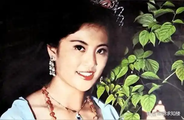 17岁的邓星容颜动人,秀发如云,眼神晶莹有神,嘴角勾起自信的笑意.