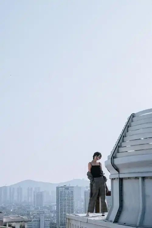 标题:当你走上楼顶天台