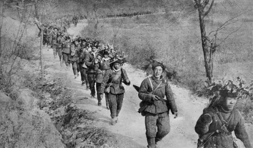 1951年,抗美援朝第四次战役打响,白云山阵地上,因为敌军火力太猛,志愿