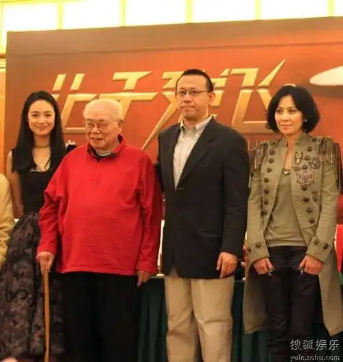 现场 刘嘉玲 姜文 周韵 马识途 2 搜狐娱乐讯 刘嘉玲为电影《让子弹飞