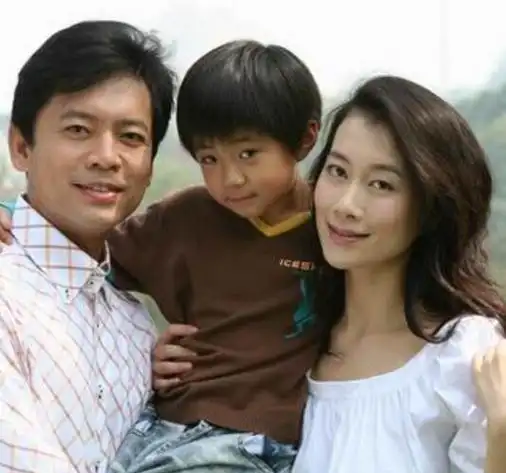 虽然何政军身处文娱圈,但范雨最放心的一件事就是丈夫的不花心.