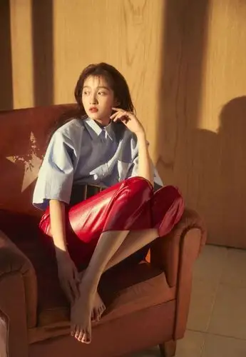 关晓彤终于换发型了,一头自然长发再穿上红皮裤,秒变时尚女王