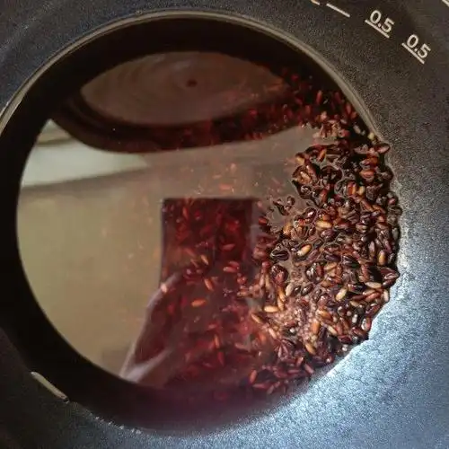 第2步,黑米泡发后,鼓胀了起来.