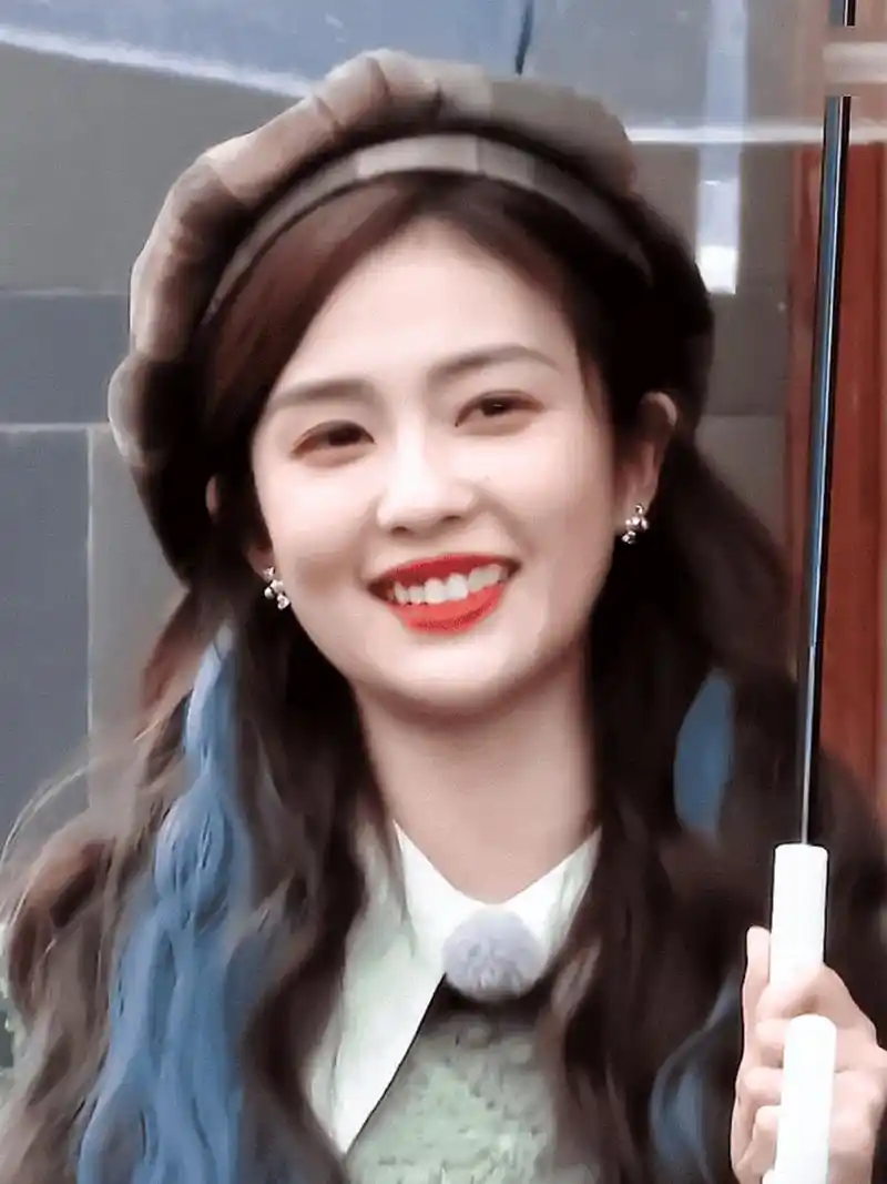 其实白鹿笑起来挺可爱呀!