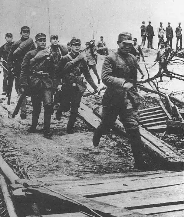 徐州地区的兵力向皖西,豫南一带撤退,一面让第一战区准备发动兰封会战