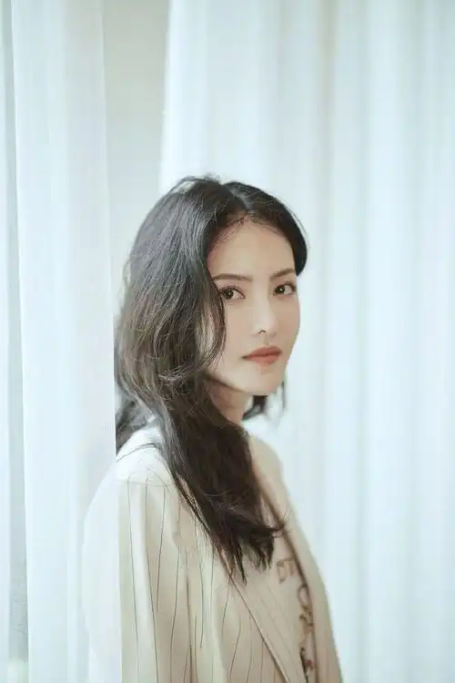 张芷溪白色西服优雅写真图片77