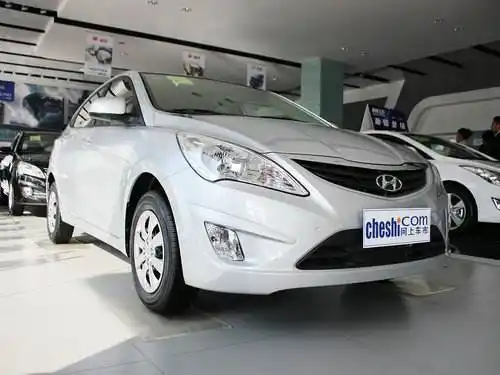 北京现代瑞纳白色(北京现代瑞纳白色车)