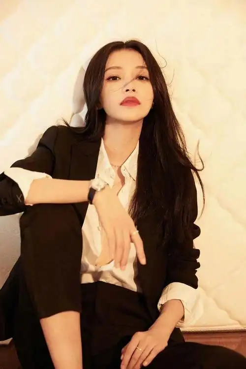 孙怡职业装 仿若专心搞事业的职业女强人 气质感十足|孙怡_新浪新闻