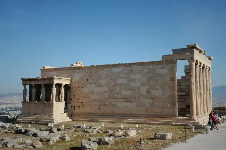 进了山门左侧是伊瑞克提翁神庙,据说这里是为波塞冬(就是宙斯他哥,和