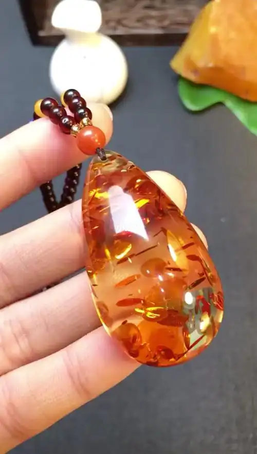 天然花琥珀水滴吊坠颜色红润无杂裂天然琥珀爆花成色好吊坠重约1145克