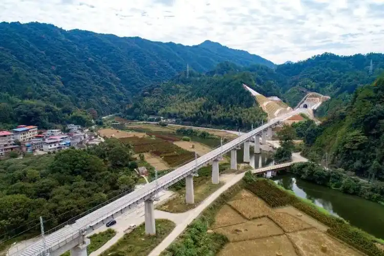中铁五局参建的兴泉铁路兴国至清流段浦梅铁路建宁至冠豸山段开通运营