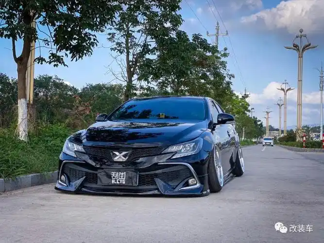 低趴姿态风的丰田锐志,换轮毂如同换鞋一样平常