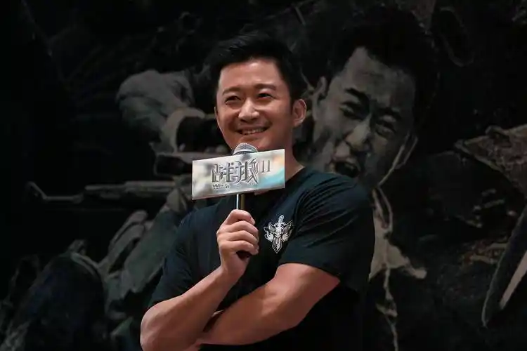 吴京新加坡过春节,大批网友直接破防,怒批:国内赚钱国外花?