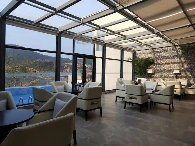 玻璃房茶水吧 阳光映照堂内