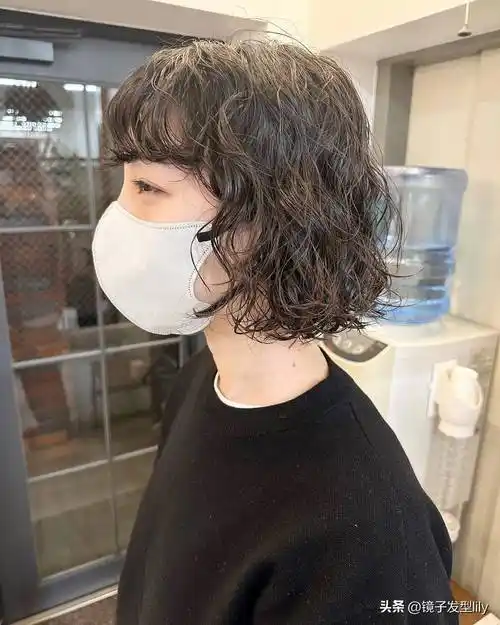 头发少的女性选发型,可以试试全头烫波波头,时尚有型显发量