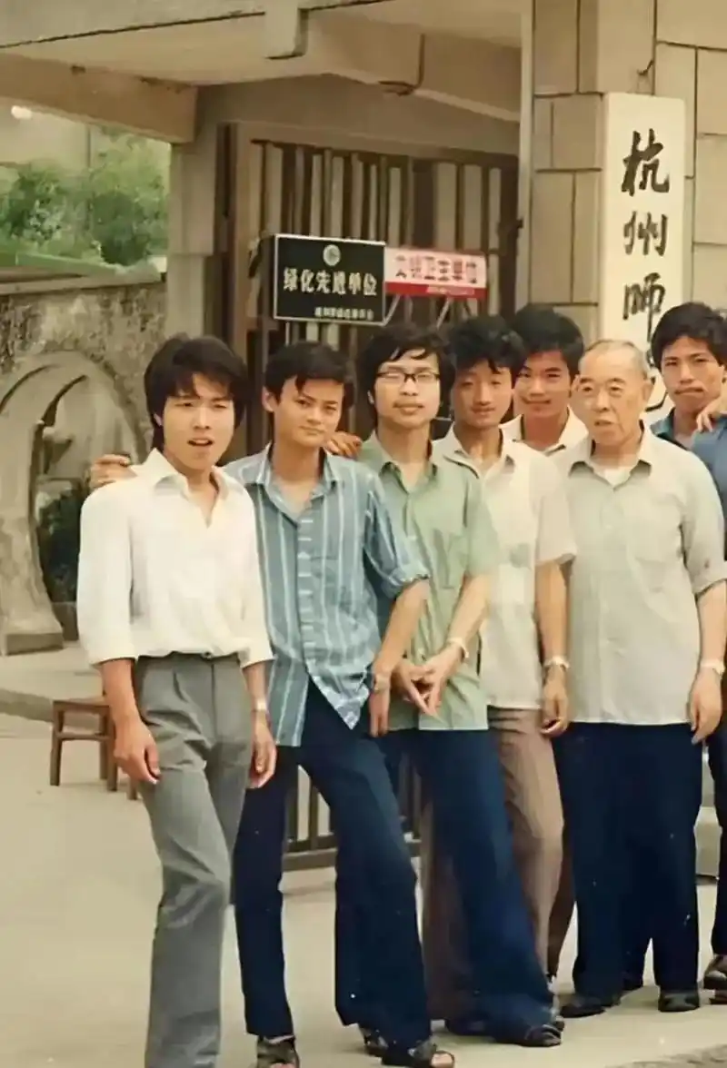 但这时候,路遥的《人生》改变了马云的想法,马云开始了艰苦的复读,并