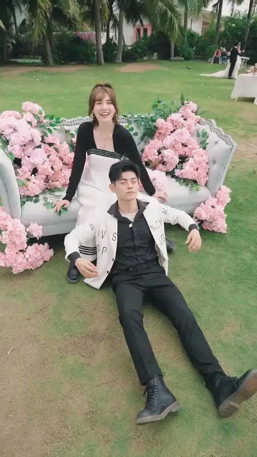 郭曦文这大概就是传说中最标准的露齿笑吧唯一旅拍一生唯一