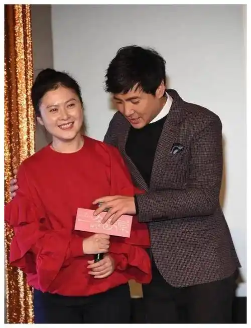 沈腾一家三口同框罕见亮相,王琦惊艳登场,恩爱如初!_爱情_家庭_生活