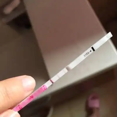 今天该来月经的,早上晨尿用试纸测了一下是一深一浅,可是最近小腹偶尔