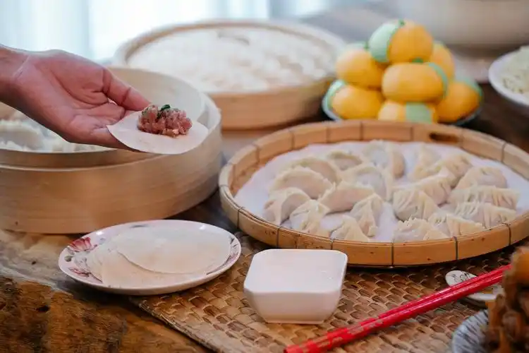 anonymouscookfillingdumplingwithmeat图片