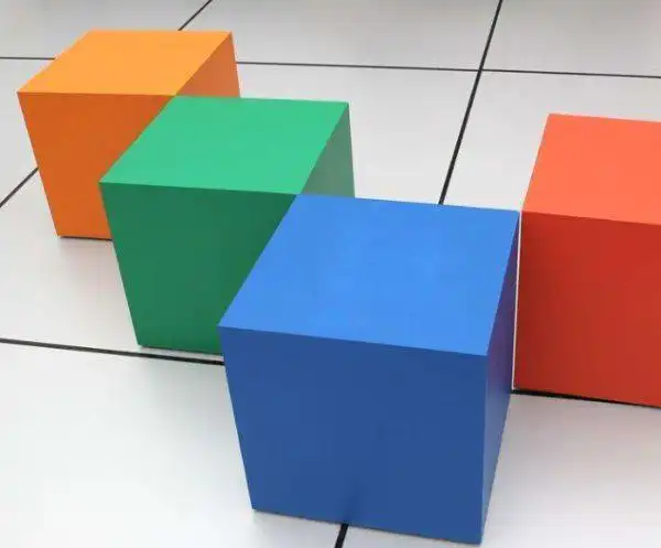 q4:生活中蓝色正方形的有什么东西?红色正方形的又有什么东西?