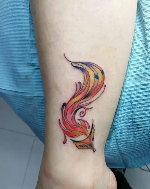 彩色小狐狸纹身图片_动物习俗腿部成品纹身图案