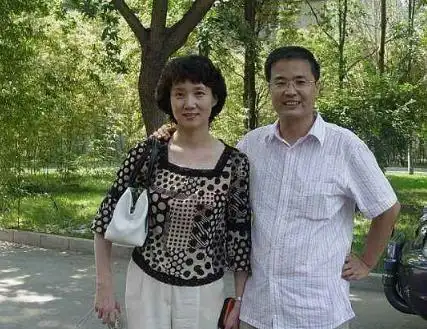 粉丝偶遇前央视主播李修平,寒夜热聊实力宠粉,引网友羡慕