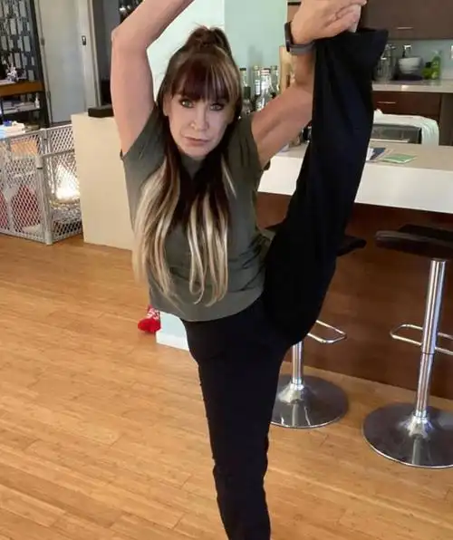 美籍功夫女星罗芙洛近况63岁仍劈叉过头顶擅长六门派武术