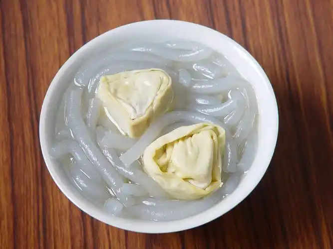 p>丁莲芳千张包子是浙江湖州传统的名点.