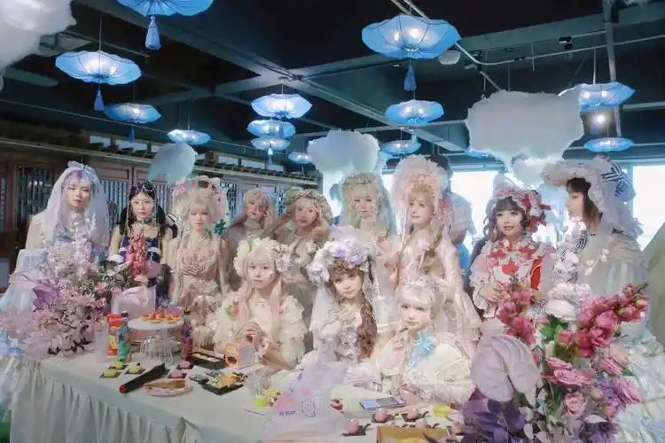 除了是个富婆  还是个满级lo娘    期间活动有一个你画我猜小裙子.