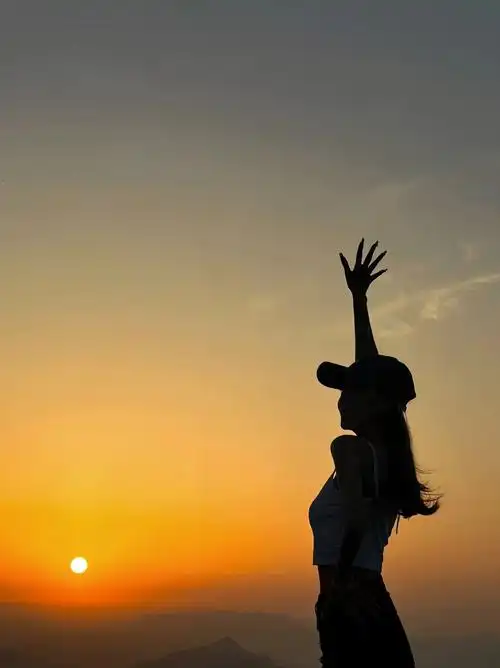 下次再看日出一定要这样拍,真的绝绝子!#拍照姿势 #户外拍照 - 抖音