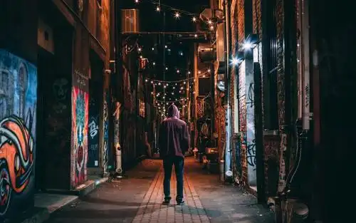 一个人孤独的站在路口,高清壁纸,图片,时光记忆-回车桌面