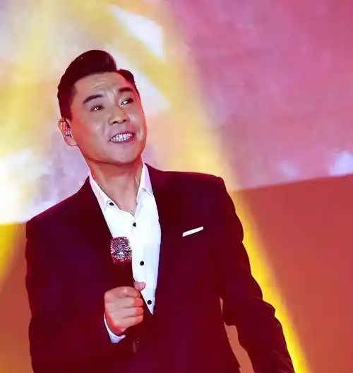 56岁歌手屠洪刚现身商演,3首歌价值20万,头发浓密气质足_网友_艺术