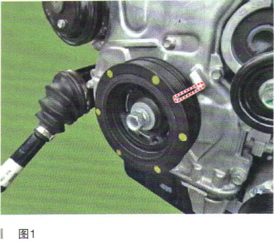 (2)转动曲轴皮带轮并对正曲轴皮带轮凹槽与正时链条盖的正时标记,设置