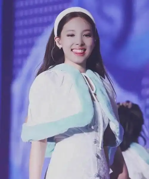 林娜琏的笑容太甜了