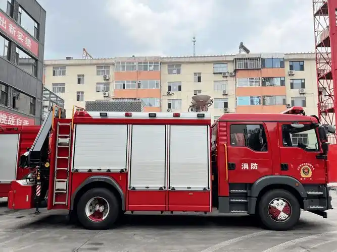 消防车:又称为救火车,是指根据需要,设计制造成适宜消防队员乘用,装备