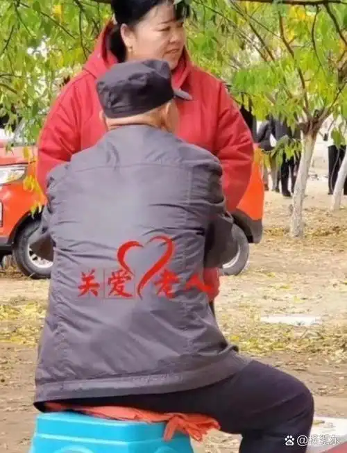 公园的角落里,经常会看到这样的一幕,这可不是夫妻俩