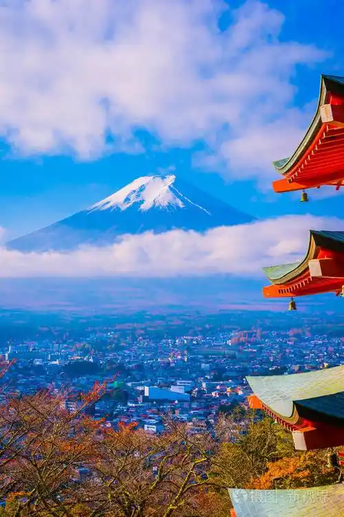 日本大林秋季枫叶树旁有朱雷托塔的富士山美景