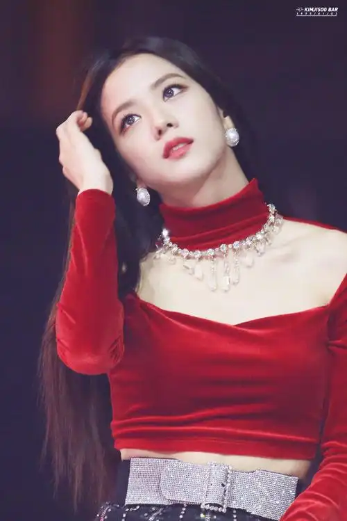 金智秀#红衣秀就是legend!镜头随意一扫都惊艳到不行