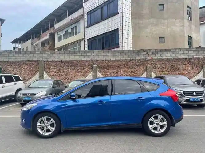 福特 福克斯  2014款 两厢经典 1.8l 自动酷白典藏版图片