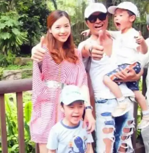 回顾吴佳尼事业上升期嫁大21岁丈夫十年生一对儿子为何离婚