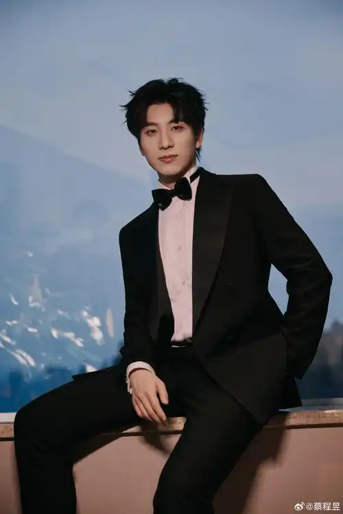 蔡程昱超话#美好接粽而至#  端午到!  祝安康!  吃粽子!  看节目!