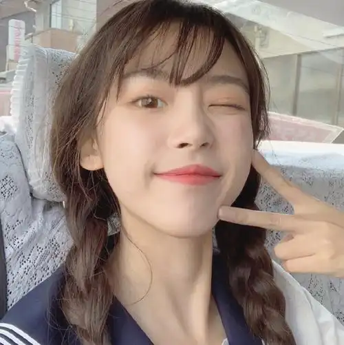 "伸手比耶的女孩好可爱"