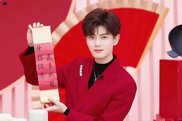 今天红色西装造型的任嘉伦90大家