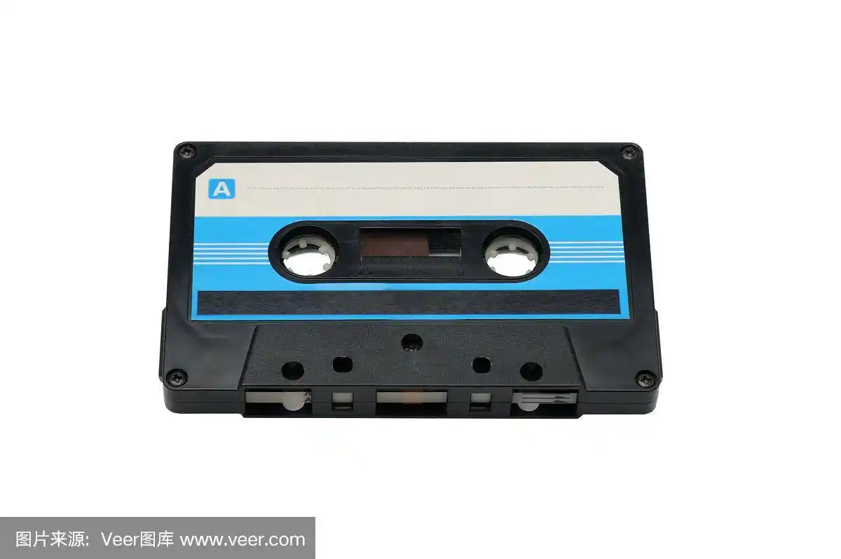 在白色背景上录音的小型磁带.紧凑的磁带