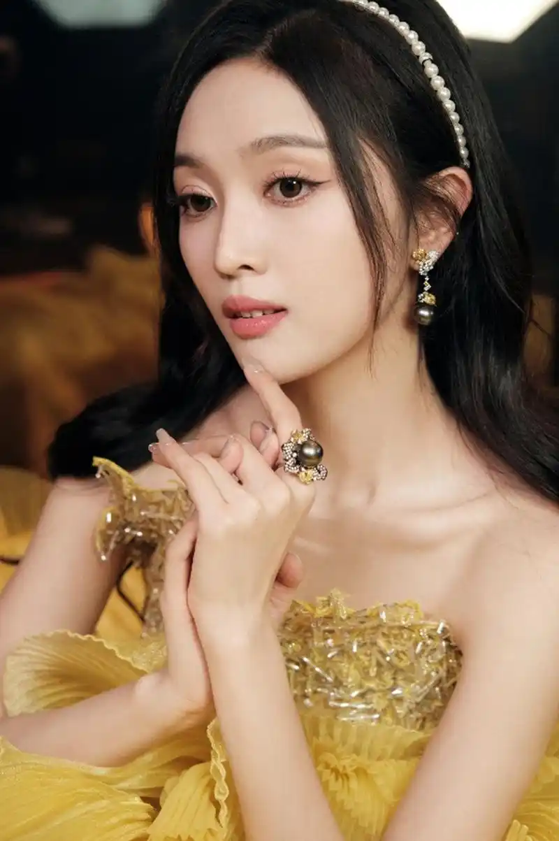 俏丽美艳的#吴宣仪# 一袭黄色抹胸拖尾礼裙,雪肤玉貌的容颜,白皙精致