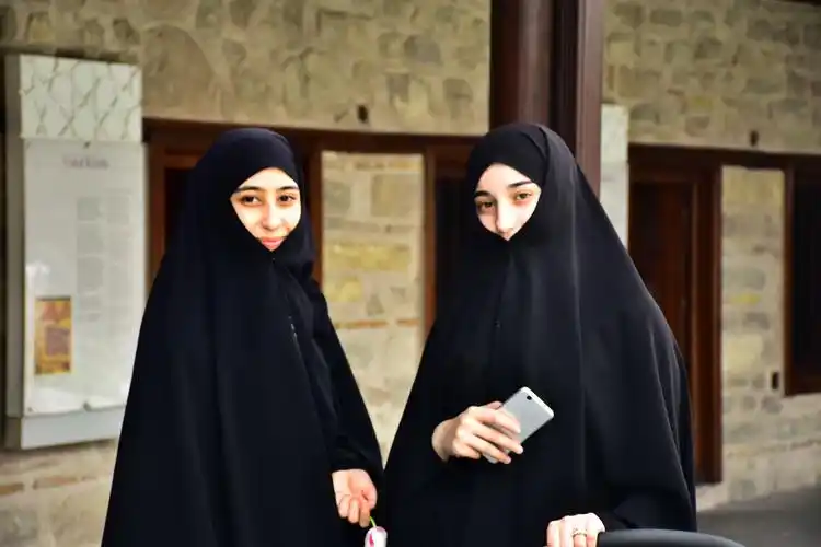 传统的土耳其少女,也被现代文明感染着.