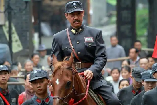 "袍哥川军"首亮相荧屏 张丰毅为《雾都》动心