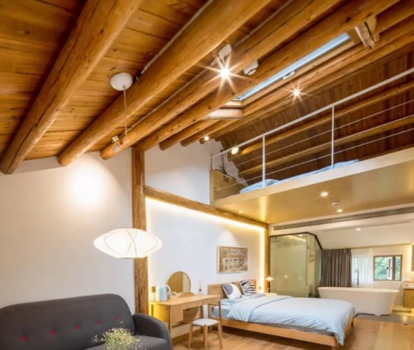 民宿改造老旧房改造而成的民宿融入山野之中